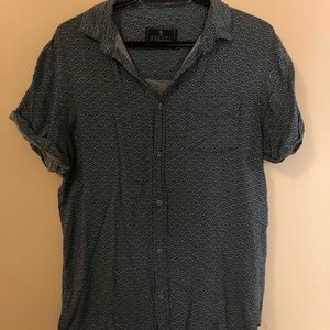 Men’s blue shirt sleeve casual button down